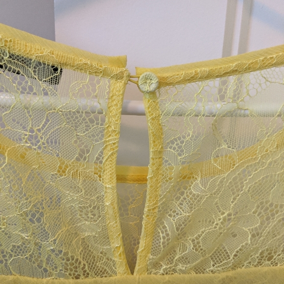 BCBG MaxAzria Canary yellow ruffle lace blouse - Picture 3 of 5